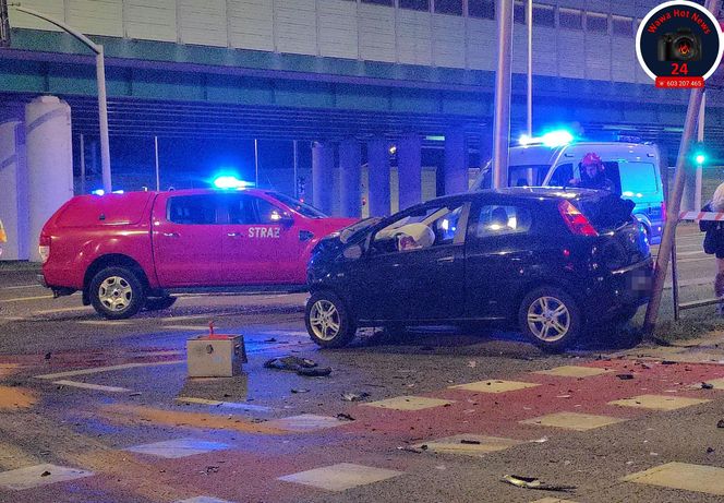 Auto spadło z kilku metrów na tory tramwajowe w Warszawie