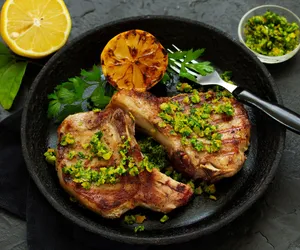 Kotlety ze schabu z aromatyczną gremolatą. Smakują tak dobrze, jak wyglądają