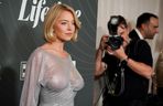 Sydney Sweeney w prześwitującej sukience. Obok m.in. legenda boksu