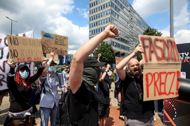 Protest przeciwko imigrantom.Tysiące kibiciów na ulicach Katowic