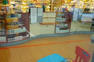Koronawirus: Nowe zasady w aptekach! Opolanie stoją w specjalnych strefach! [ZDJĘCIA]