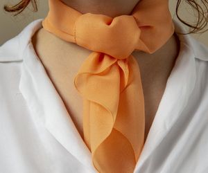 Eleganckie kobiety tak wiążą apaszkę na wiosnę. Sposób na wiązanie chusty niczym stewardessa dubajsi linii lotniczych. Myk dla eleganckich kobiet 