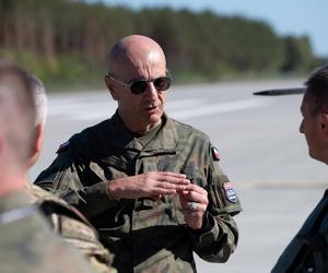 Gen. Andrzejczak rozmawia z pilotami