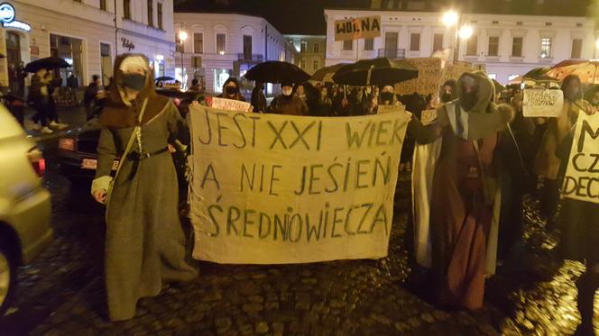 „Nikt nas nie zastraszy. Kolejny dzień protestów w Nowym Sączu i tłumy na rynku [FILM, ZDJĘCIA]