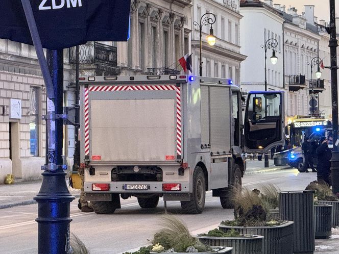 Podczas kontroli na Nowym Świecie mężczyzna wręczył policjantom przedmiot przypominający granat