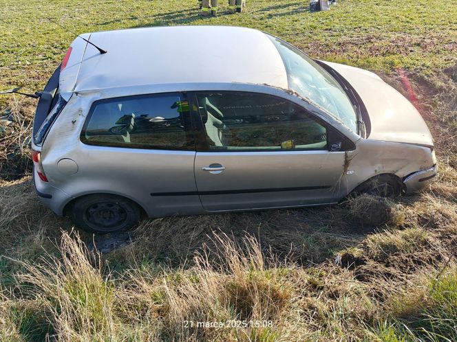 Wypadek na DK12 koło Leszna. 18-letni kierowca w szpitalu