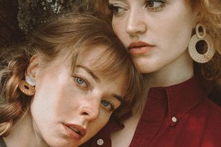 Czerwona koszula będzie hitem jesiennych stylizacji. Jak ją nosić w modny sposób?