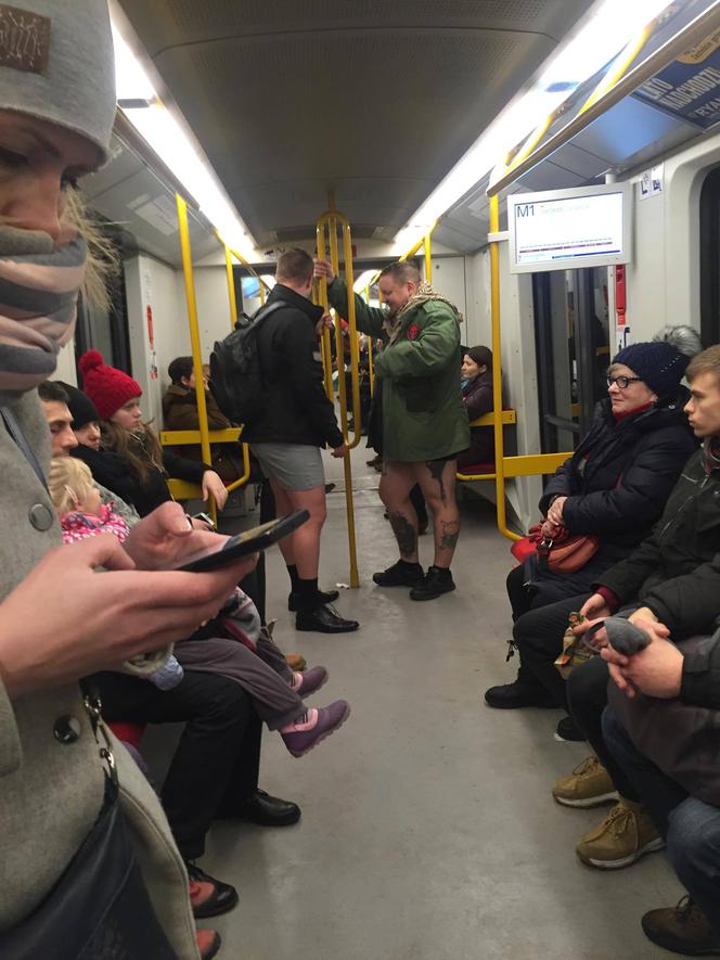 No Pants Subway Ride Warsaw 2016. Jeździli metrem bez spodni [ZDJĘCIA]