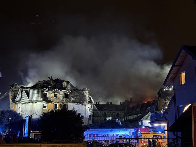 Pożar w Ząbkach. Strażacy przeszukują pogorzelisko