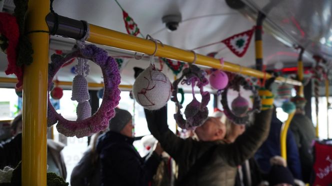 Mikołajkowy trolejbus wyjechał na ulice Lublina! Jakie dekoracje świąteczne zdobią jego wnętrze? Zobacz koniecznie