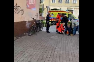 Starsza pani przewróciła się na rowerze. Wypadek w Lesznie [ZDJĘCIA]