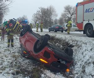 Wypadek pod Korszami. Osobówka i ciężarówka wpadły do rowu [ZDJĘCIA]