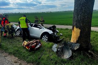 Huknęła oplem w drzewo. Wielu rannych, lądował śmigłowiec