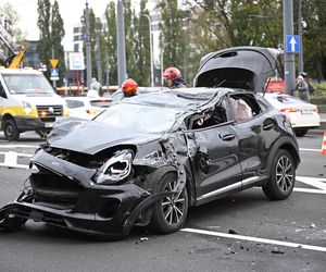 Dachowanie w Warszawie! Wcześniej na tej ulicy doszło do śmiertelnej masakry