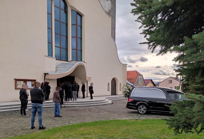Pogrzeb Izy z Krakowa. Rodzina i przyjaciele żegnają 26-latkę. "My się z siostrą Izabelą spotkamy"