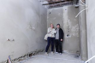 Powodzianie osuszyli dom pół roku po powodzi.