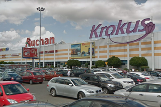 Skandal w krakowskim Auchan: Sprzedawali saszetki ze swastyką. Jak do tego doszło?