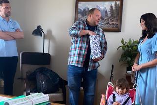 M jak miłość na planie odc. 1758. Gabrysia (Sara Lesiczka), Ola (Justyna Karłowska), Bartek (Arkadiusz Smoleński), Tadeusz (Bartłomiej Nowosielski) na planie