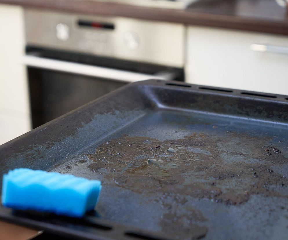 jak wyczyścić blachę do pieczenia