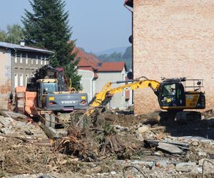 Tu był komisariat policji - mówią mieszkańcy i pokazują wielką dziurę w ziemi