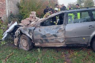 Volkswagen wbił się w dom