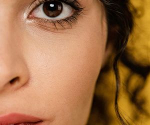 Jesienne trendy w makijażu. Te kolory na ustach i powiekach będą świetnym dopełnieniem ciepłej garderoby