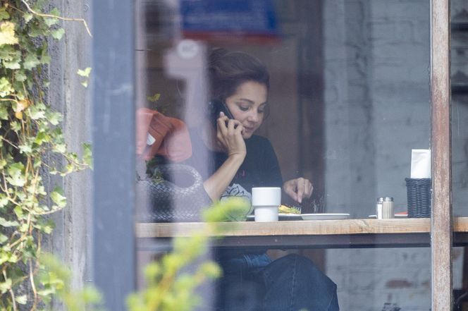 Małgorzata Socha stroi miny przy bajglu