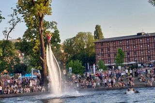 Tłumy bydgoszczan i turystów na Sterze na Bydgoszcz 2025. Emocji dostarczyły Wyścig butelkowy i popisy flyboardzistów [ZDJĘCIA]