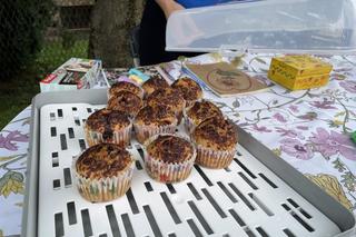 Przy ul. Paderewskiego w Nowym Sączu Weronika sprzedaje babeczki i lemoniadę 