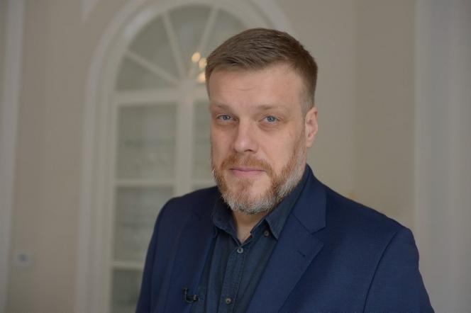 Uczy synka pedałować