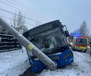 Autobus podmiejskiej L17 uderzył w słup, w środku wielu pasażerów 