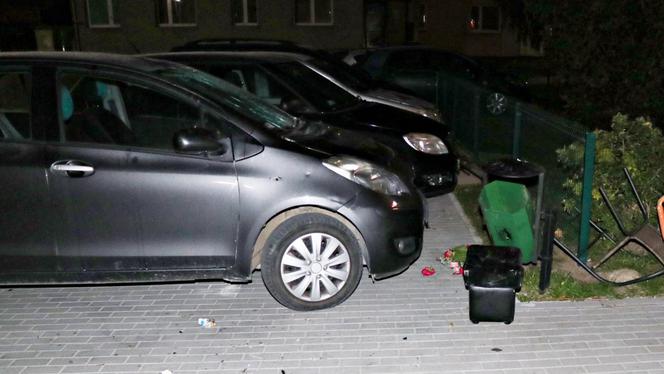 Suwałki. Demolka na osiedlu Północ. Na oczach policjantów wyrzucił pufę przez balkon