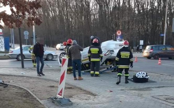 Tarnów: Dachowanie pod stadionem Unii! Taksówkarz trafił do szpitala