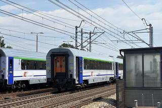 Tragedia w Kobyłce. Pieszy nie żyje, wpadł pod pociąg. 200 osób ewakuowanych	