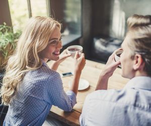 Flirtowanie cię przerasta? Według psychologów ta technika działa zawsze