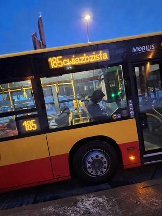 Kuriozalny napis na tablicy warszawskiego autobusu. Pasażerowie pękali ze śmiechu