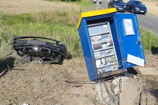 Młody kierowca wjechał wprost pod pociąg. Maszynista uciekł [ZDJĘCIA]