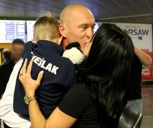 Powitanie Michała Cieślaka na lotnisku