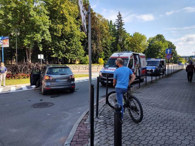 Wypadek w Nowym Sączu! Osobówka zderzyła się ze skuterem