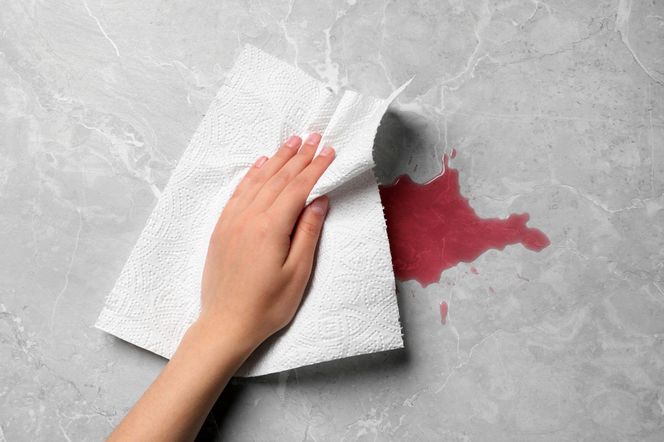 Gdzie wyrzucać papierowe ręczniki? Uważaj – wiele osób robi to źle!
