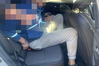 31-latek potrącił policjanta i uciekł. Był ścigany listami gończymi. Łowcy głów znaleźli go w wersalce