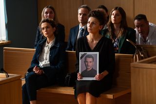 Na dobre i na złe odc. 942. Biegły (Sebastian Domagała), Aleks - Aleksander Zagajewski (Paweł Małaszyński), Julka (Alksandra Hamkało), Marta (Monika Łabędź) - żona zmarłego pacjenta, Aneta Kulebiak (Katarzyna Głogowska)