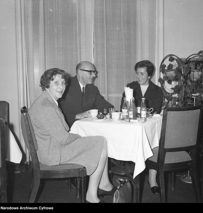 Goście kawiarni siedzą przy stolikach - 2. z lewej prezes Stanisław Sidowski.