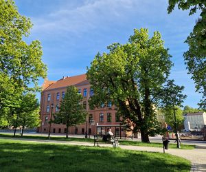 Plac Kościeleckich rozkwita na wiosnę. Bydgoszczanie chętnie wybierają go na spacer