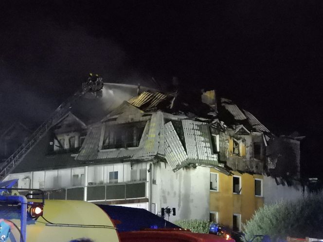 Pożar w Ząbkach. Strażacy przeszukują pogorzelisko