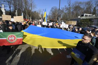 Wojna na Ukrainie. Rosjanie protestują przed swoją ambasadą w Warszawie