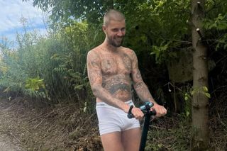 Justin Bieber w samych majtkach śmiga po lesie. Pochwalił się zdjęciami