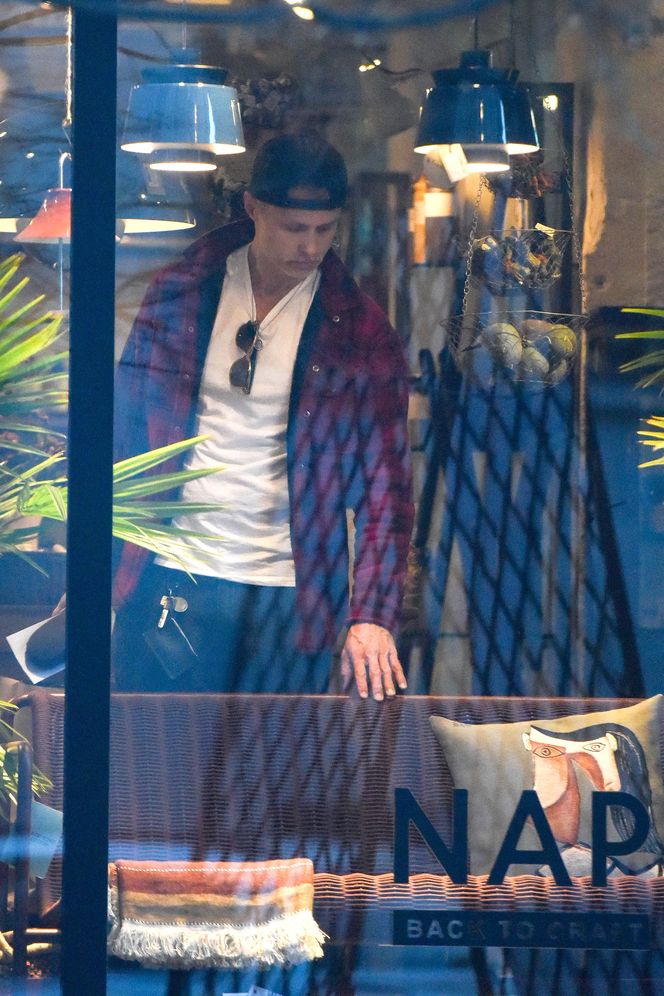 Maciej Zakościelny głaszcze kołdrę po rozwodzie