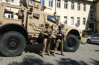 Żołnierze Jednostki wojskowej Agat wozem bojowym odwiedziedzili małych pacjantów gliwickiego szpitala
