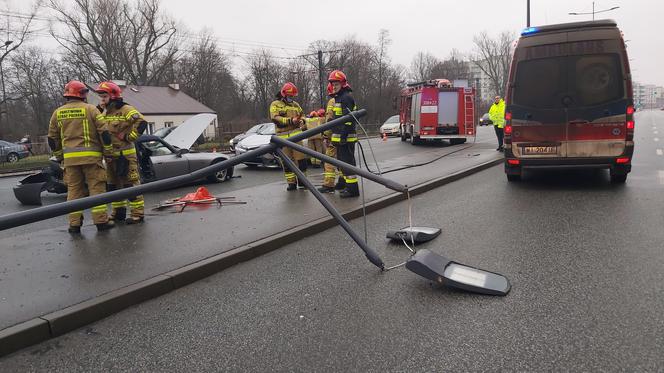 Roztrzaskał sportowe auto na latarni! Ogromny wypadek na Grochowie